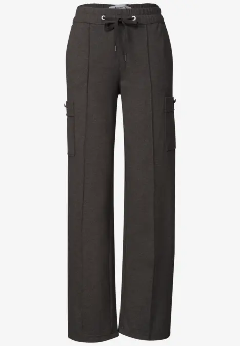 Schwarze, weite Cargo-Hosen mit elastischem Bund, Kordelzug und seitlichen Beintaschen.