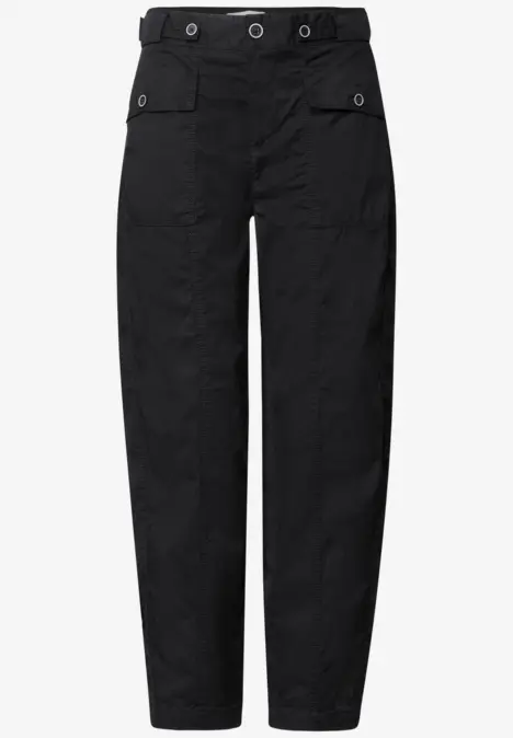 Schwarze, gerade geschnittene Cargo-Hose mit mehreren Taschen und Gürtelschlaufen.