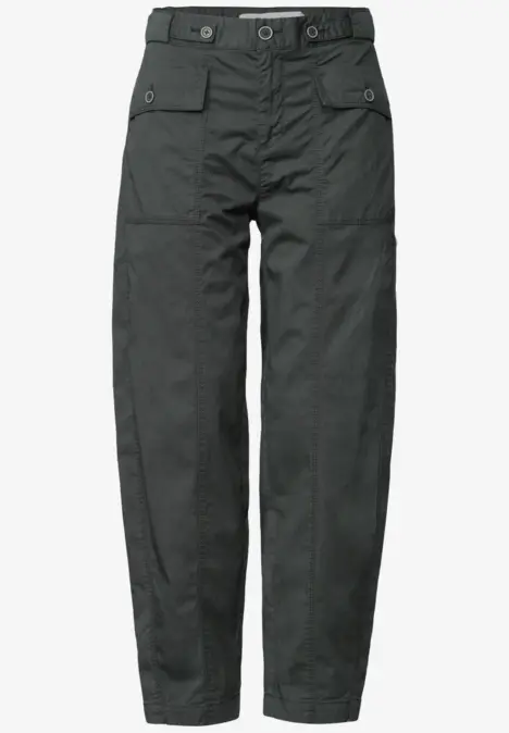 Dunkle Cargo-Hose mit mehreren Taschen und verstellbarem Bund.