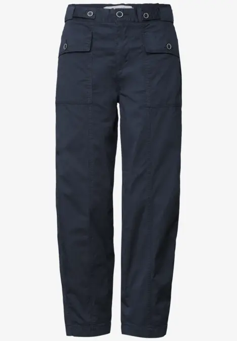 Dunkelblaue gerade geschnittene Hose mit seitlichen Klappentaschen und Gürtelösen.
