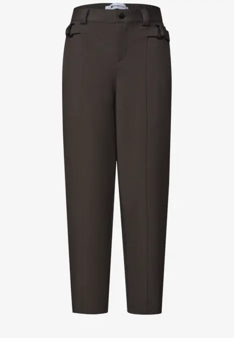 Schokoladenbraune Herrenhose mit geradem Bein, hohem Bund und schlichter Optik.