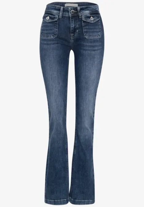 Donkerblauwe denim bootcut jeans met licht uitlopende pijpen.