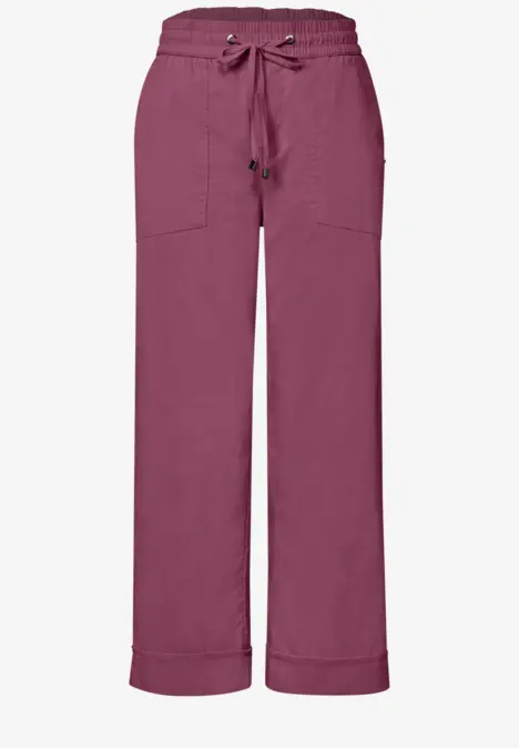 Bordeauxrote, weite Hose aus leichtem Stoff mit Tunnelzugbund und aufgesetzten Taschen.