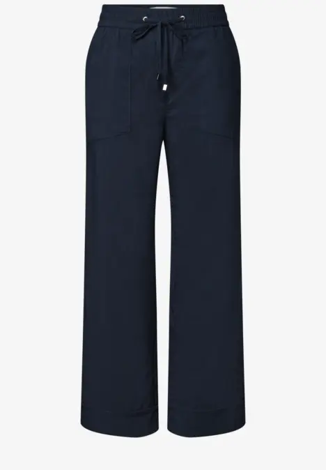 Dunkelblaue, weite Hose mit elastischem Bund, Tunnelzug und aufgesetzten Taschen.