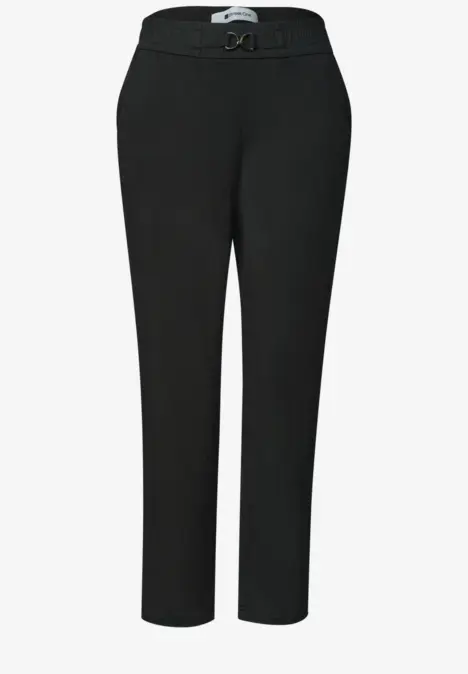 Schwarze, taillierte Hose mit Gürtelbund und leicht schmal zulaufendem Bein.