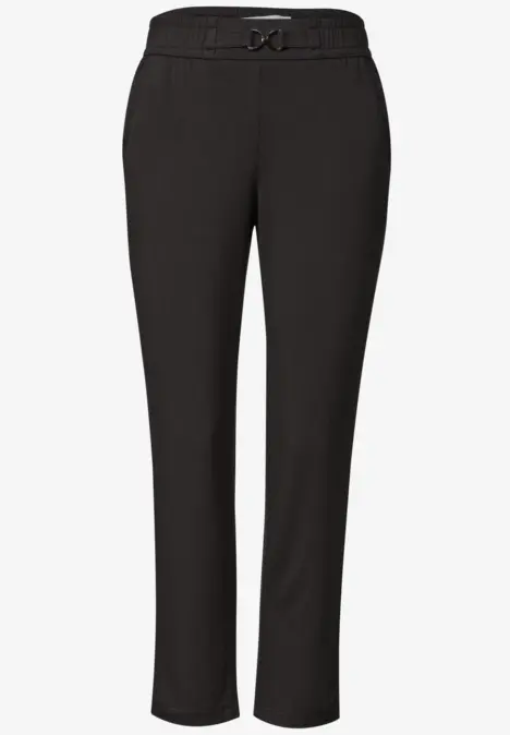 Schlichte schwarze Damenhose mit geradem Schnitt, mittelhohem Bund und klassischem Design.