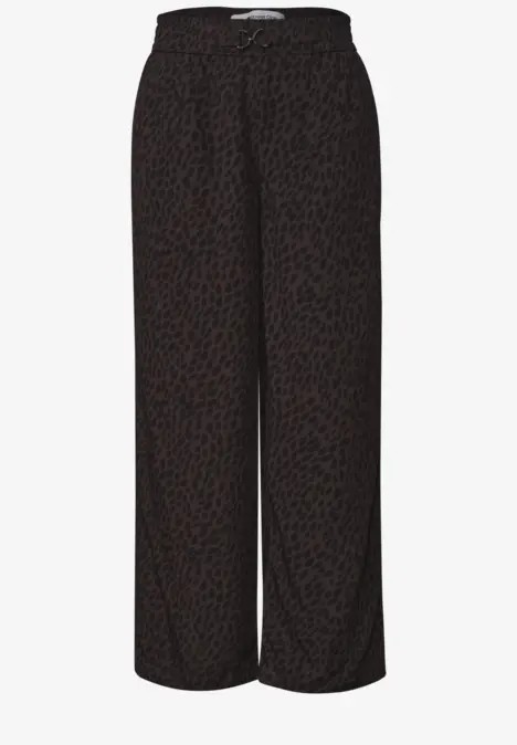 Schwarze, lockere Hose mit feinem, braunen Muster.