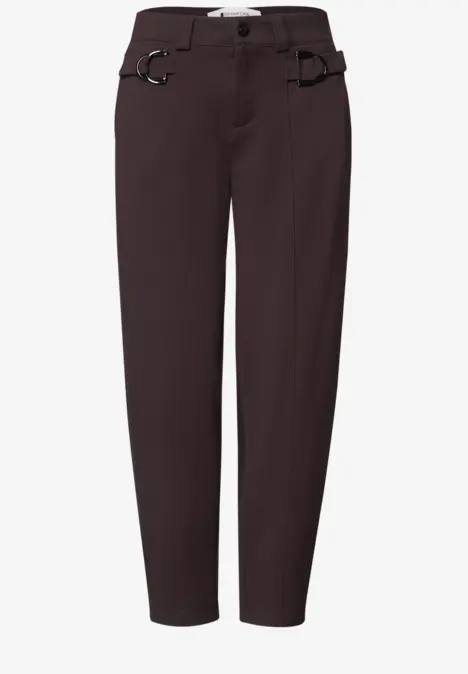 Schlanke, kastanienbraune Hose mit Gürtel, seitlichen Taschen und Reißverschluss – lässig und modern.