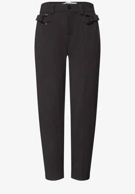 Schwarze, taillierte Damenhose mit schmalem Bein und Gürtel.