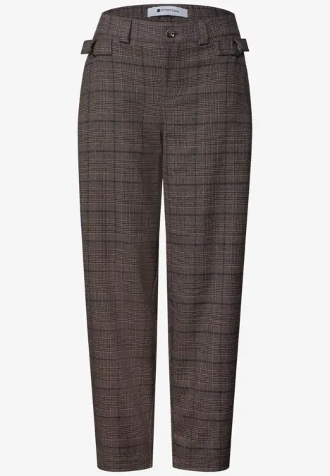 Braune karierte Bundfaltenhose mit schmal zulaufendem Bein und seitlichen Weitenverstellern.