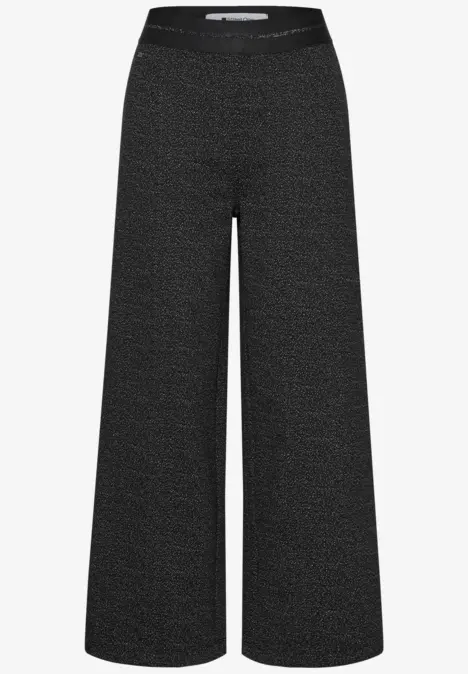 Schwarze, weite Hose mit hohem Bund und locker fallenden Beinen.