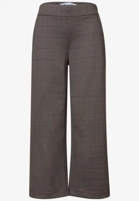 Graubraune, weit geschnittene Hose mit dezentem Karomuster.