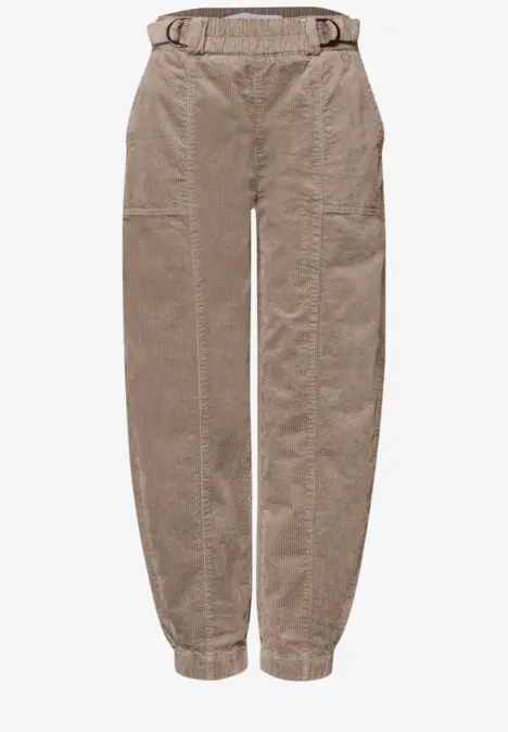 Pantalon cargo beige avec taille élastique et bas serrés.