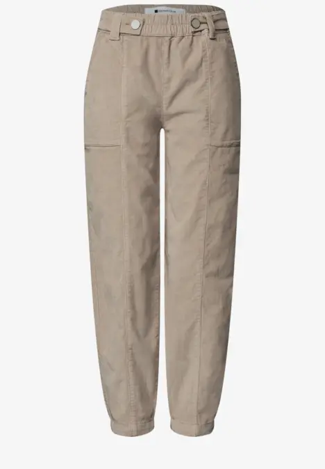 Beige Freizeit-Hose mit Bundfalten, Gürtelschlaufen und Taschen, leger geschnitten.