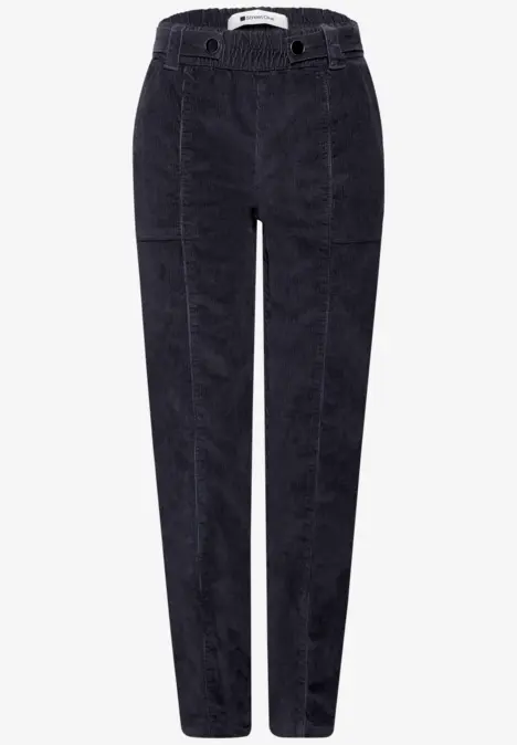 Dunkelblaue Cordhose mit tailliertem Schnitt, geradem Bein und eleganten Bügelfalten.