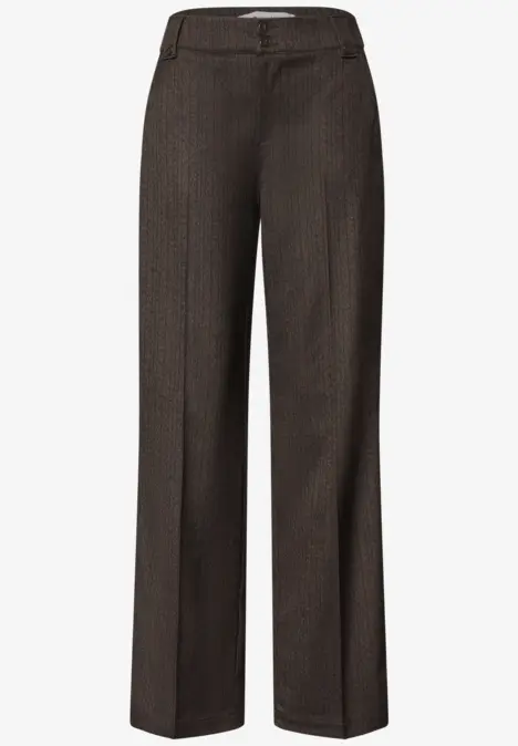 Pantalon femme marron foncé, coupe droite, tissu raffiné avec plis marqués à l'avant.