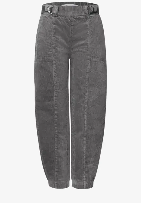 Pantalon en velours côtelé gris, taille haute avec ceinture, poches latérales et bas de jambe fuselé.
