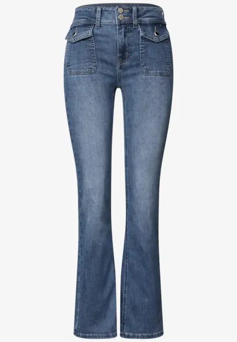 Blaue hoch taillierte Jeans mit ausgestelltem Bein und Fronttaschen.