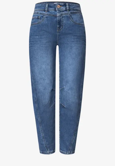 Ein Paar blaue Jeans mit hoher Taille, schmal zulaufenden Beinen und leichter Rissoptik.