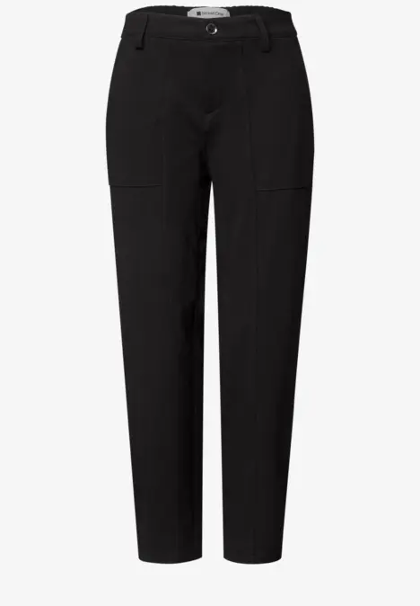 Schwarze, gerade geschnittene Hose mit zwei aufgesetzten Taschen und elastischem Bund.