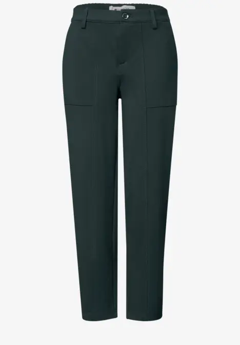 Schwarze, gerade geschnittene Hose mit Bund, Gürtelschlaufen und seitlichen Aufsatztaschen.
