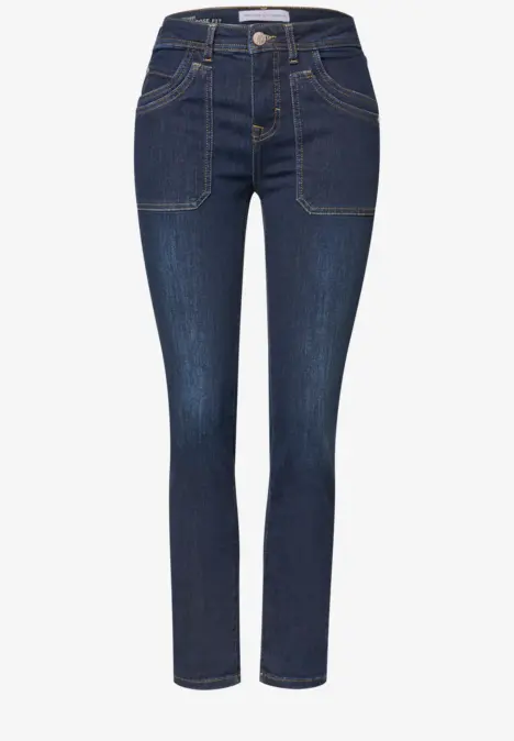 Dunkelblaue Damenjeans mit schmalem Schnitt, knöchellang und seitlichen Eingrifftaschen.