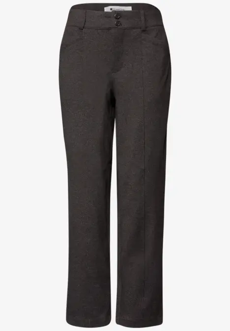Pantalon droit gris foncé avec ceinture et poches.