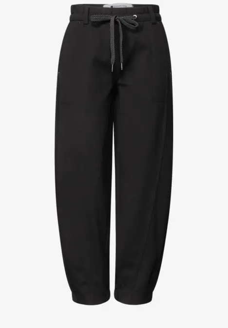 Pantalon noir décontracté à taille haute, lien coulissant avec ceinture à nouer et jambes légèrement fuselées.