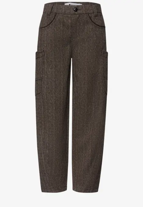 Bruine unisex broek met rechte pijpen, zijzakken en een grofgeweven structuur.