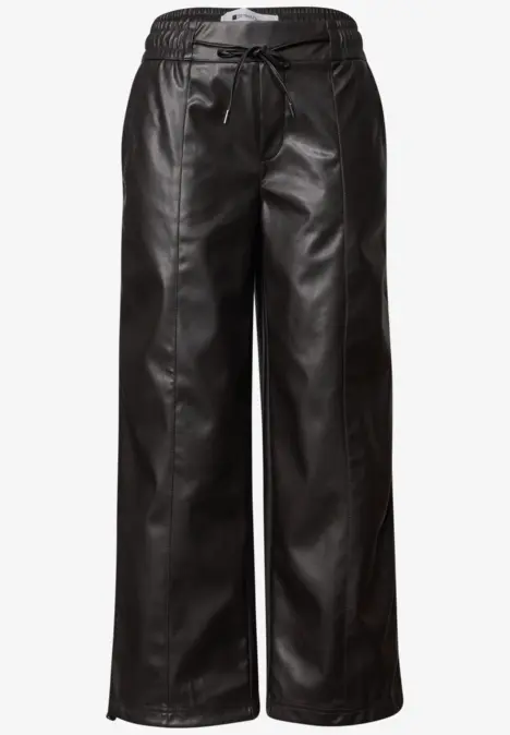 Pantalon large en cuir noir avec cordon de serrage et fentes latérales aux chevilles.