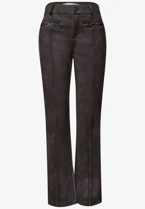 Schwarze Damenhose aus Veloursleder mit ausgestellten Beinen und Reißverschlusstaschen.