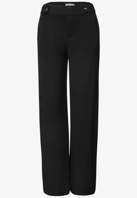 Schwarze, gerade geschnittene Hose mit hohem Bund und Gürtelschlaufen.