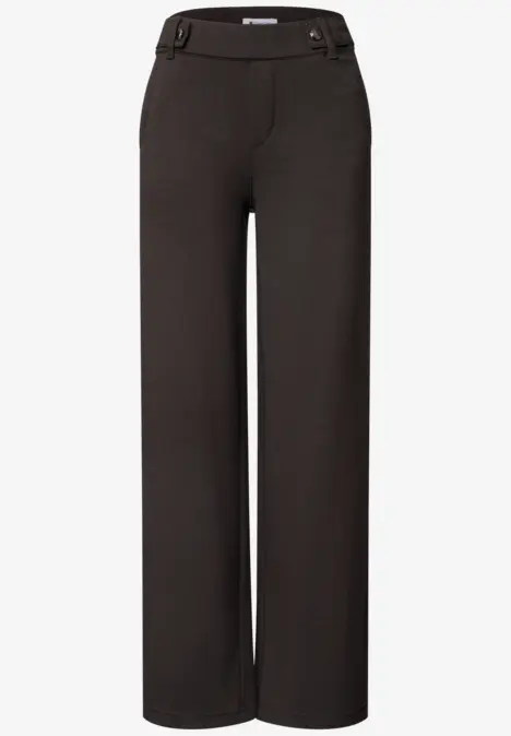 Dunkelbraune Hose mit weitem Bein, hohem Bund und dezenten Gürtelriemen.