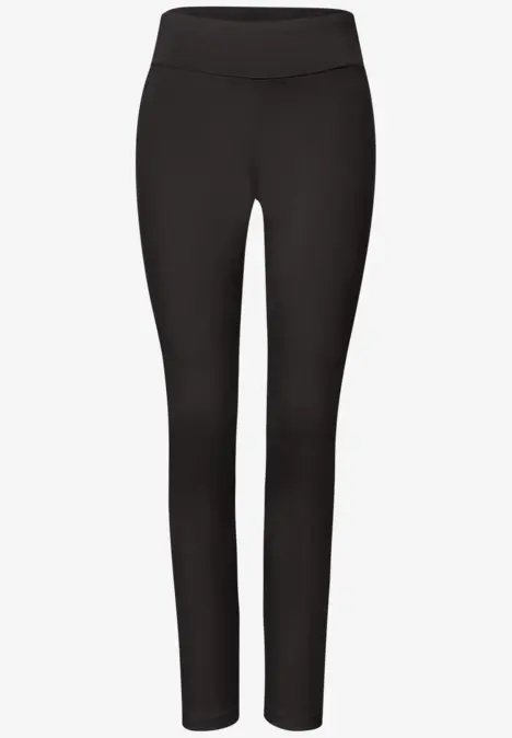 Schwarze, eng anliegende Leggings aus dehnbarem Material.