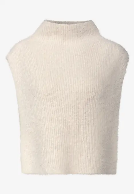 Weißer, gestrickter Pullunder ohne Ärmel und mit Stehkragen.