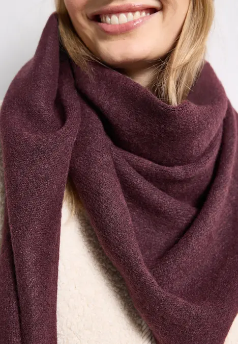 Chèche triangulaire en maille douce couleur bordeaux, élégamment drapé autour du cou