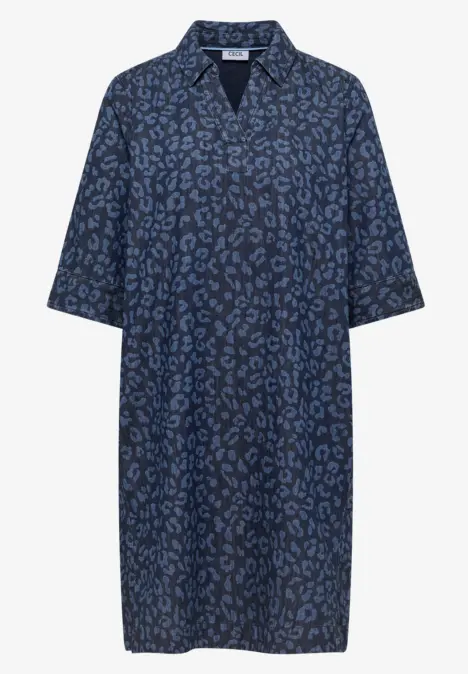 Robe bleue ample à motif léopard, col en V et manches mi-longues.