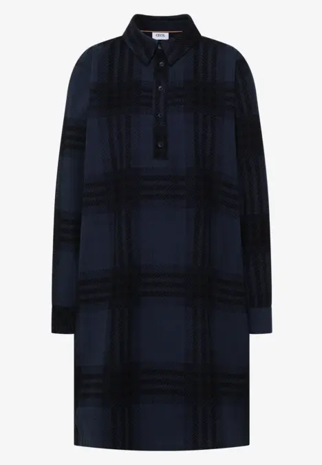 Robe chemise longue bleu foncé à carreaux, col classique et patte de boutonnage.