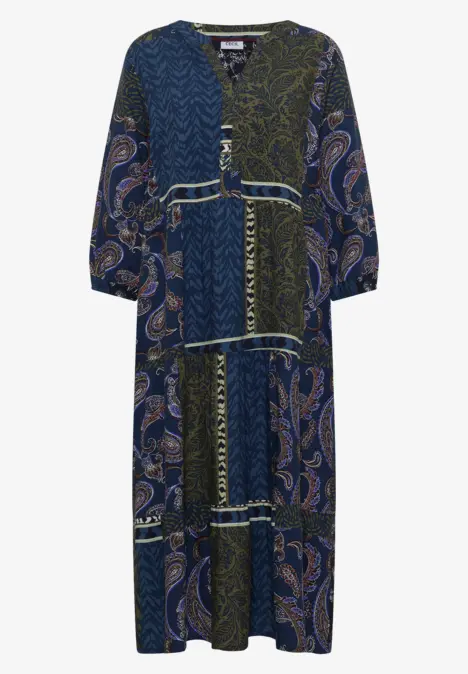 Robe longue fluide à motifs patchwork paisley et ornementaux bleu et olive, manches 3/4, col V boutonné.