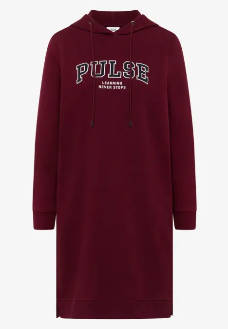 Robe à capuche bordeaux avec inscription 'PULSE' et fentes latérales.