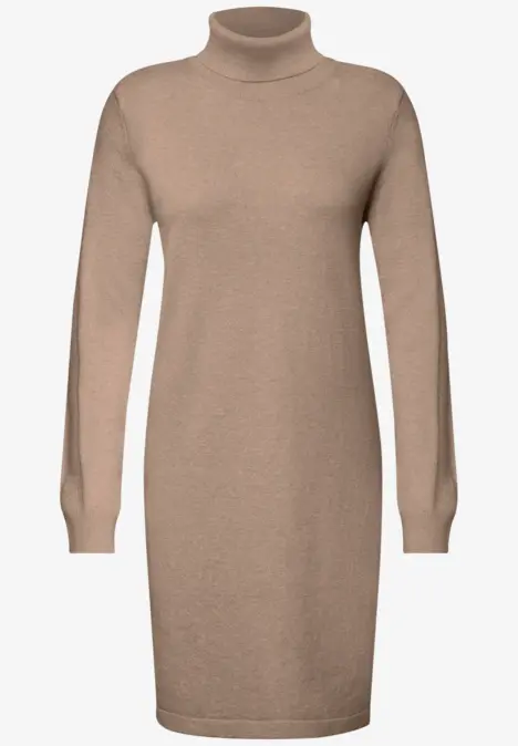 Robe pull beige à col roulé et manches longues, coupe droite arrivant au genou.