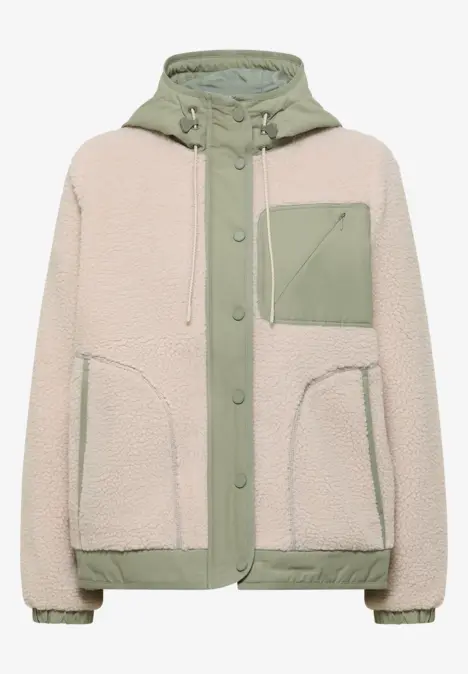 Beiger Teddy-Fleece-Hoodie mit grünen Akzenten, Reißverschlusstaschen und Druckknöpfen.