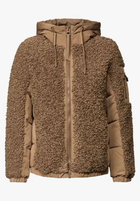 Braune Teddy-Fleece-Jacke mit Kapuze und gesteppten Ärmeln und Seiteneinsätzen.