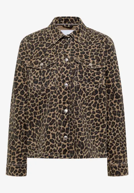 Kurze Jeansjacke mit braun-schwarzem Leopardenmuster und Knopfleiste.