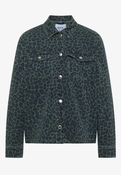 Jeansjacke mit grünem Leopardenmuster, Knopfleiste, Brusttaschen und klassischem Kragen.