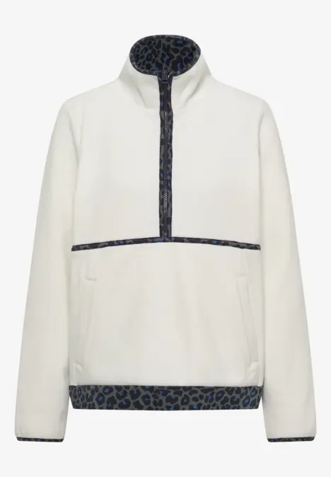 Weißer Fleece-Pullover mit hohem Kragen, halblangem Reißverschluss und dunkelblauem Leoprint an Saum und Ärmelbündchen.