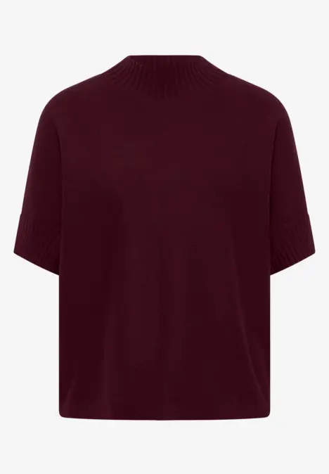 Pull en maille bordeaux à manches courtes, col montant et coupe carrée.