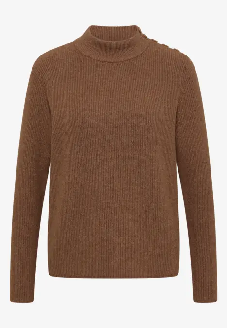 Ein brauner Pullover mit Rollkragen, langen Ärmeln und Knopfdetail an der Schulter.