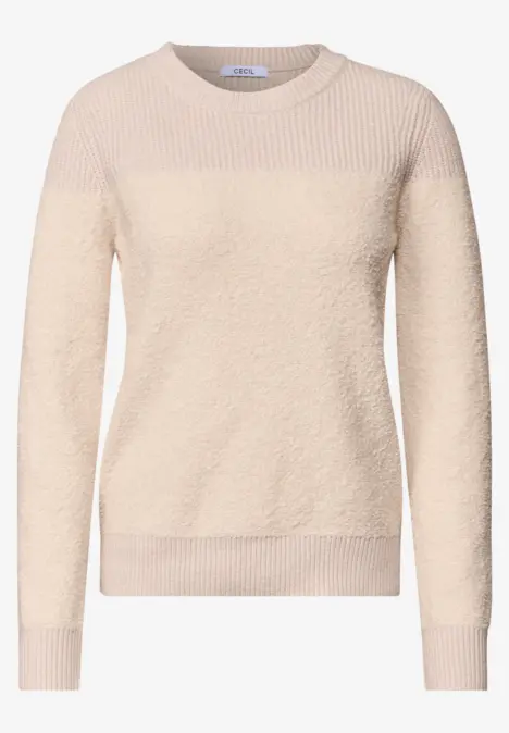 Beiger Damenpullover aus flauschigem Material mit Rundhalsausschnitt und langen Ärmeln.