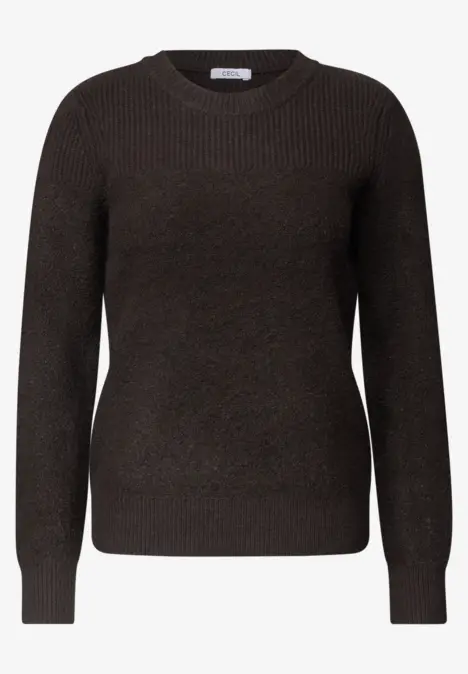 Brauner Strickpullover mit Rundhalsausschnitt und langen Ärmeln.